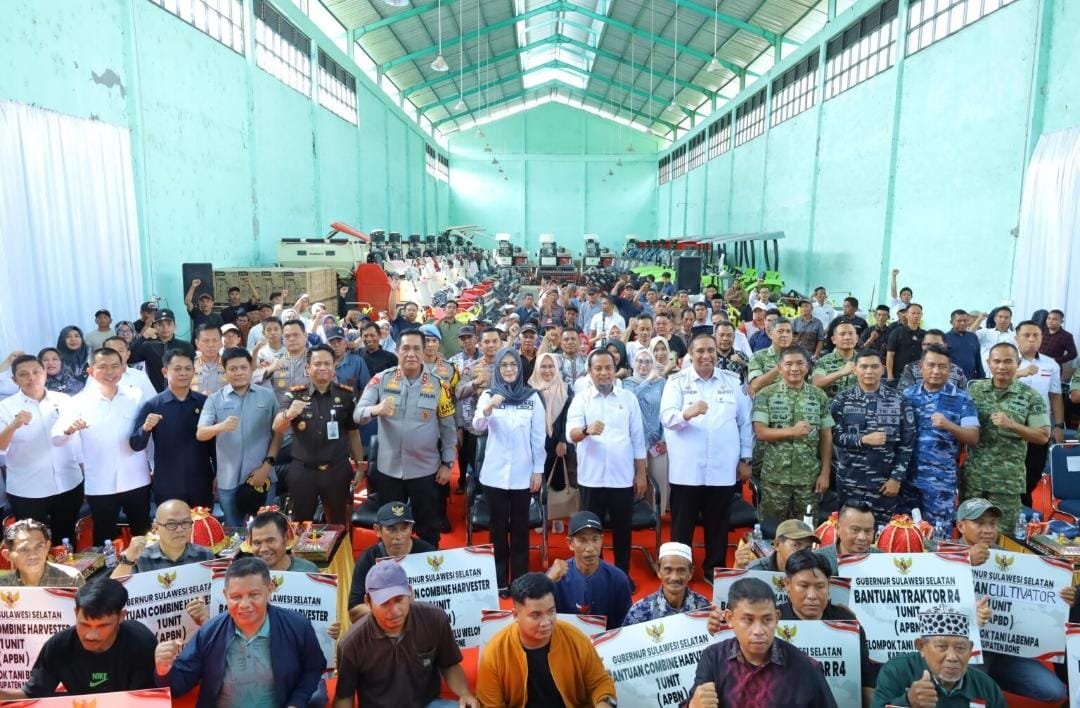 Dukung Swasembada Pangan, Kapolda Sulsel Hadiri Penyerahan Alsintan di Maros
