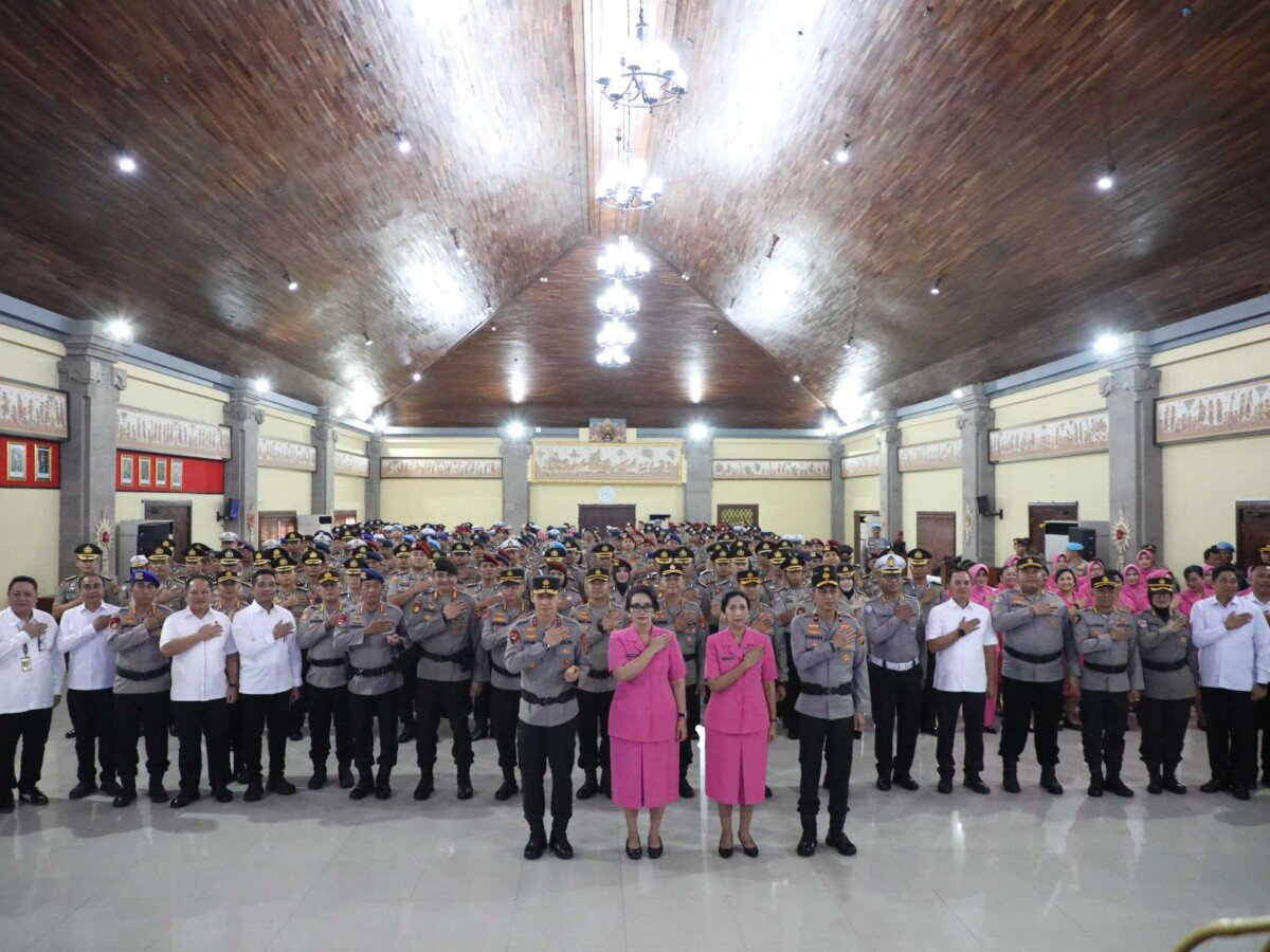 Kapolda Bali Pimpin Upacara Kenaikan Pangkat 1.258 Personel