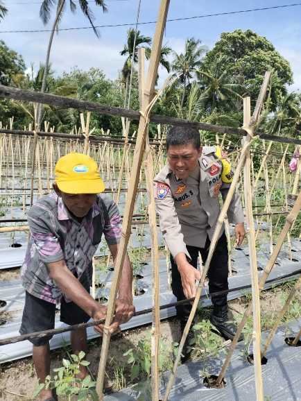 Dukung Program Asta Cita, Bhabinkamtibmas Desa Bagik Papan Tinjau Lahan Pertanian Warga