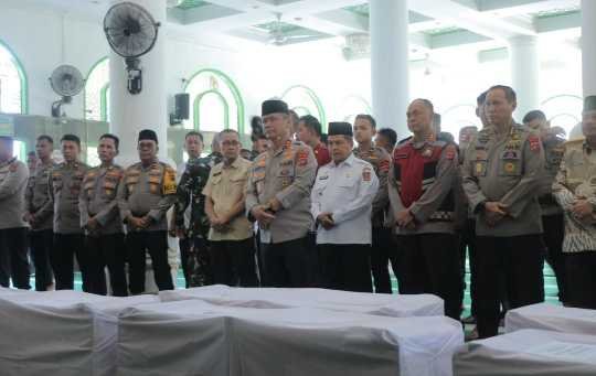 Isak Tangis Selimuti Pemakaman Massal, Kapolda Sumbar: 253 Orang Meninggal Akibat Bencana Agam