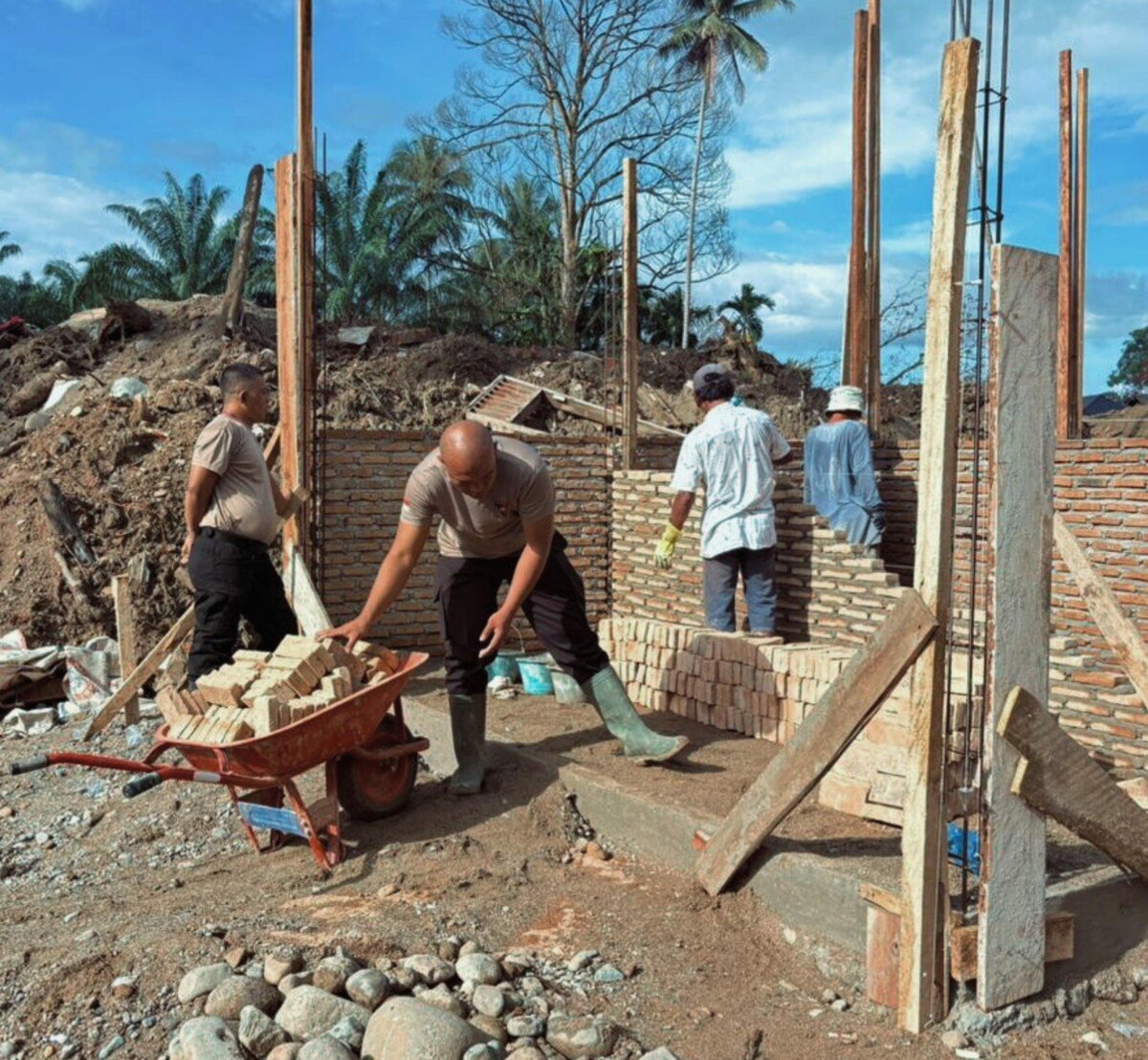 Brimob Polda Sumut Terus Bergerak Pulihkan Kehidupan Warga Pascabencana di Batang Toru