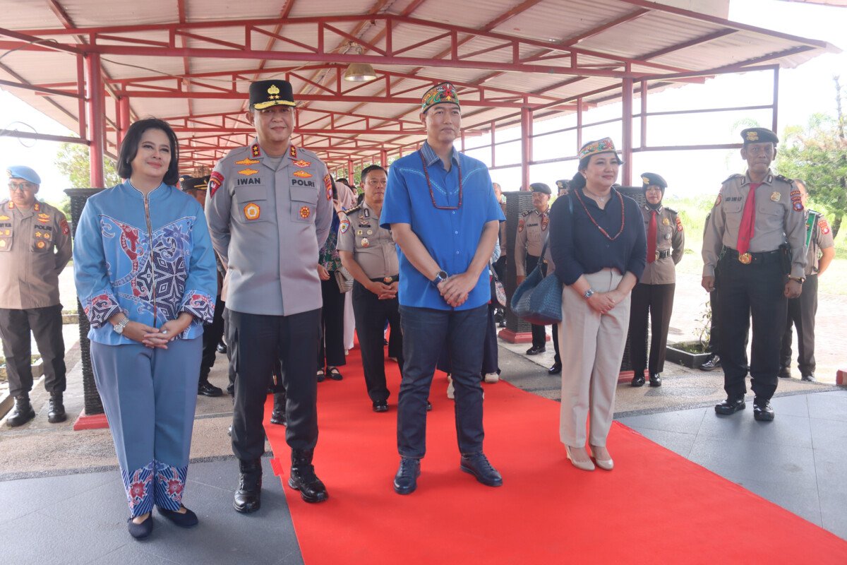 Bersama Pejabat Utama, Kapolda Kalteng Sambut Kedatangan Wakapolda Baru Brigjen Yosi Muhamartha