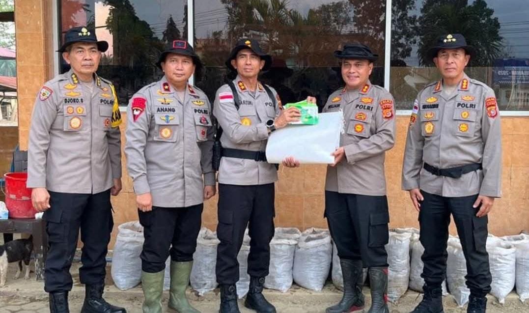 Pulihkan Ekonomi Pasca Banjir, Kapolda Aceh Serahkan 20.000 Karung Tanam dan Bibit ke Aceh Tamiang