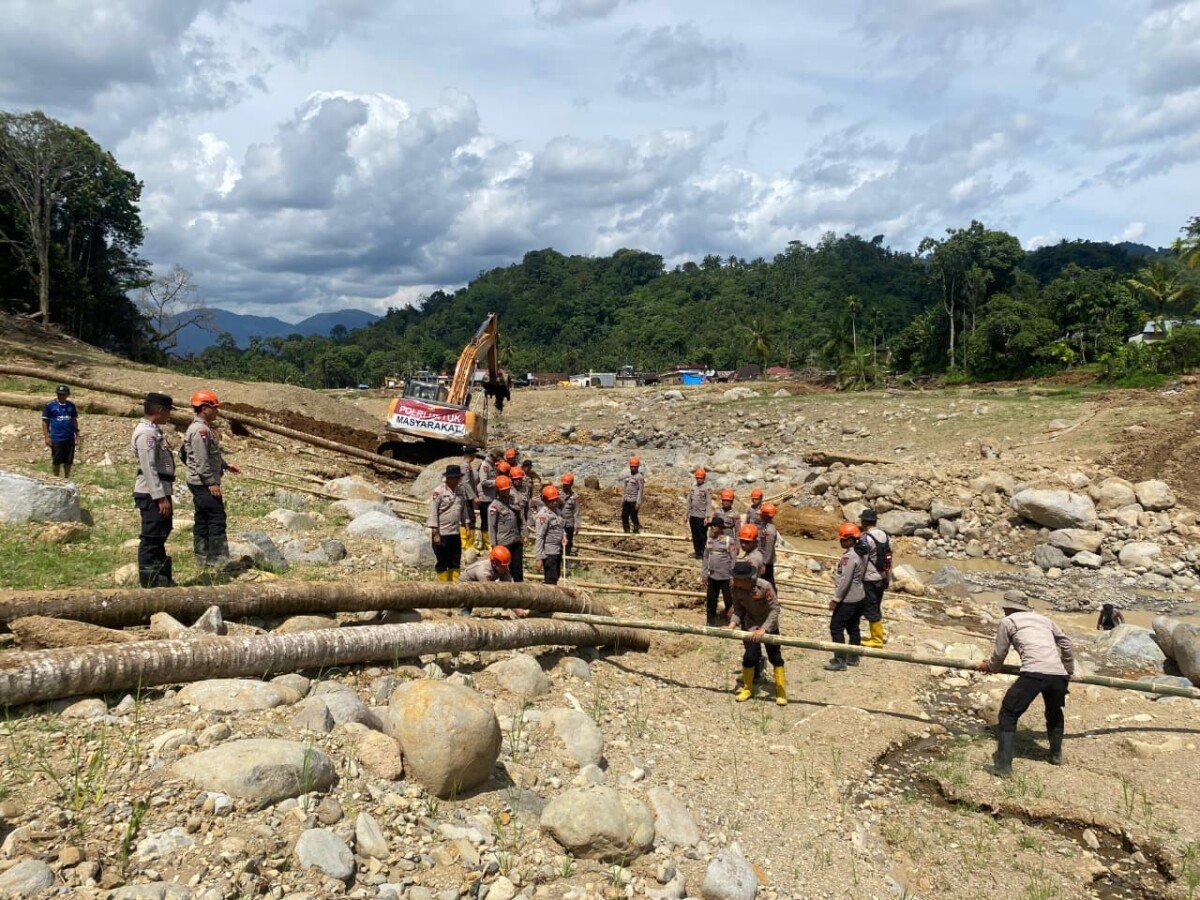 Pemulihan Akses Warga, Brimob Jambi Bangun Jembatan Darurat Antar Desa Kampung Tengah Timur dan Padang Landua