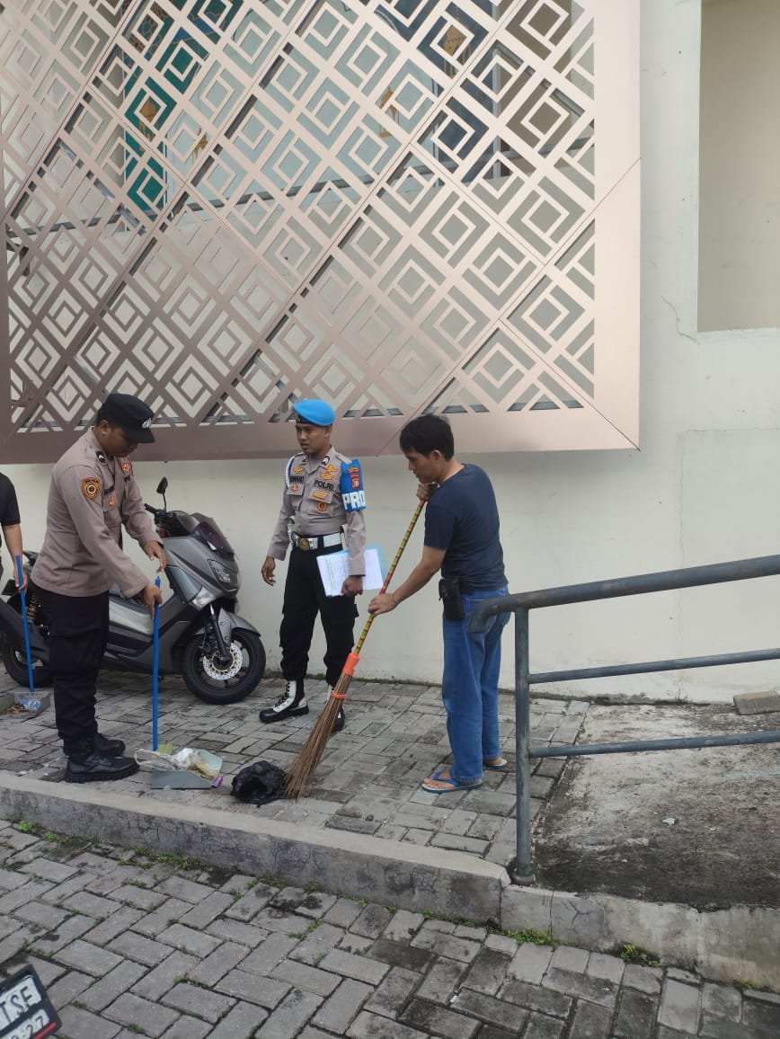 Peringati Isra Mi’raj, Polres Metro Jakarta Barat Gelar Bhakti Sosial Bersihkan Rumah Ibadah