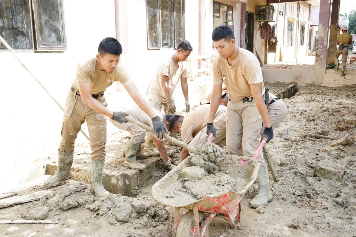 Praja IPDN Bantu Pembersihan, Kantor Dinkes Aceh Tamiang Berangsur Dapat Difungsikan