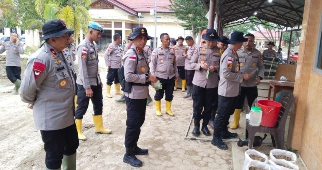 Lumpur Sisa Banjir Jadi Harapan: Kapolda Aceh Inisiasi Penanaman Palawija untuk Ketahanan Pangan di Aceh Tamiang