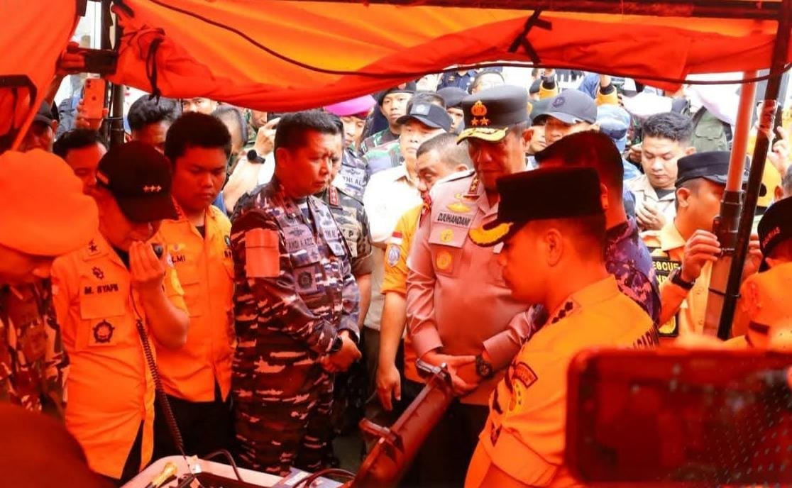 Kapolda Sulsel Dampingi Kunjungan Menteri Perhubungan dan Kabasarnas di Posko SAR Pesawat ATR 42-500 di Pangkep