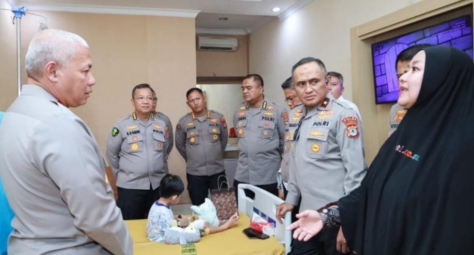 Menebar Harapan di Tengah Banjir: Janji Kapolda Kalsel Kembalikan Senyum Kakak Beradik Yatim Piatu