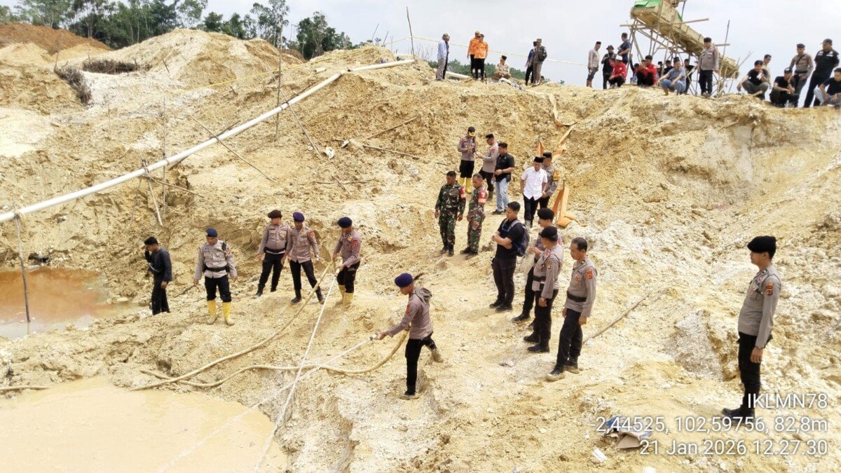 Polri Gerak Cepat Evakuasi Kecelakaan Kerja Masyarakat Yang Tertimbun Longsor