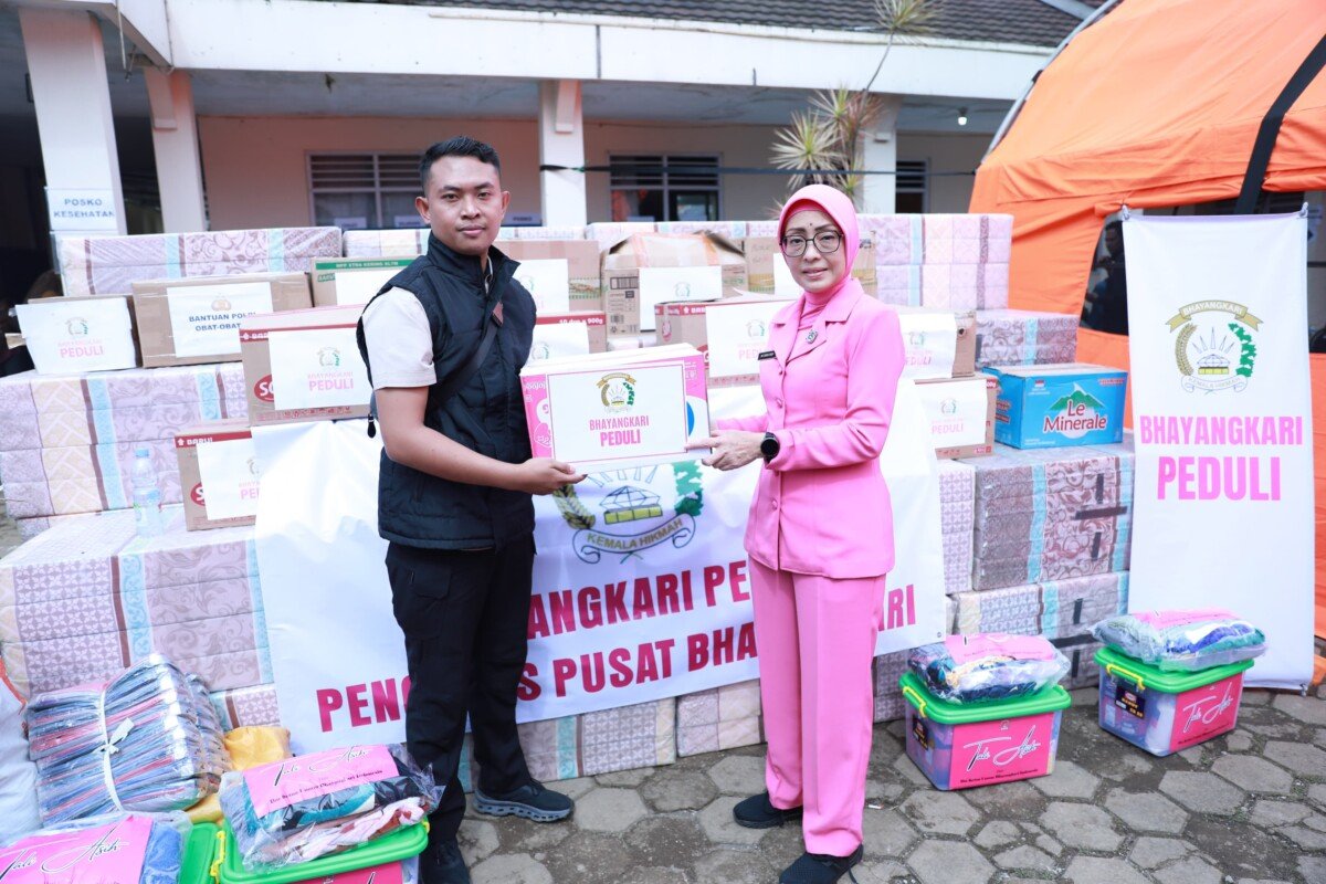 Ketua Umum Bhayangkari Salurkan Bantuan Lewat Ketua Bhayangkari Daerah Jawa Barat untuk Korban Longsor di Cisarua