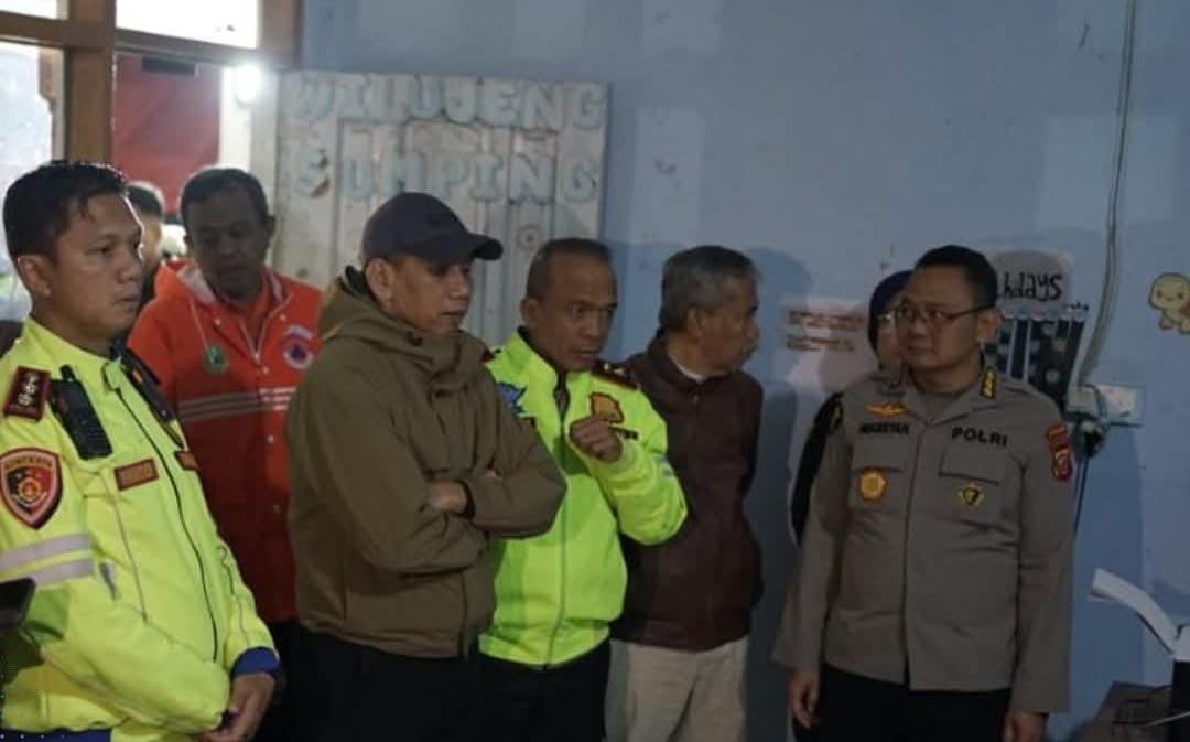 Wamendagri dan Kapolda Jabar Tinjau Posko DVI Longsor Bandung Barat, Pastikan Identifikasi Optimal