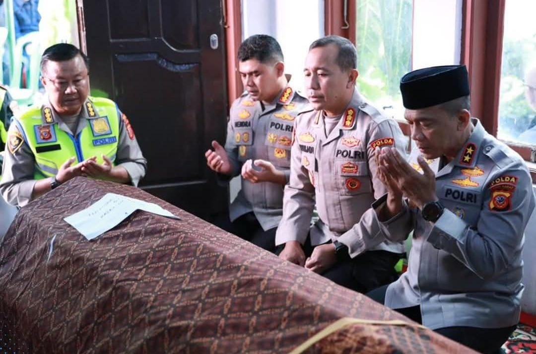 Kapolda Jabar Melaksanakan Takziah ke Rumah Duka Almarhum Ipda Anumerta Hendra Kurniawan