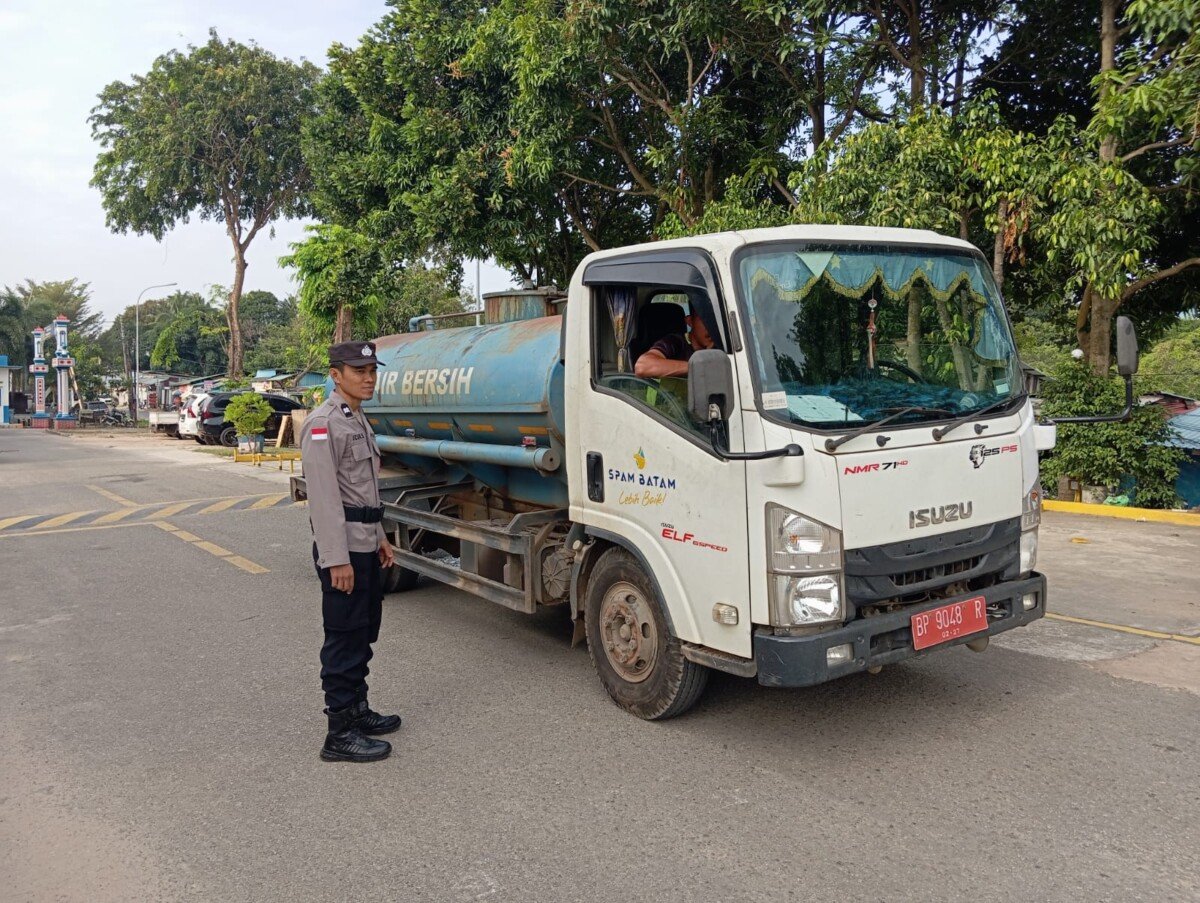 POLDA KEPRI LAKSANAKAN LANGKAH PREVENTIF AMANKAN DISTRIBUSI AIR BERSIH ABH DI TANJUNG SENGKUANG