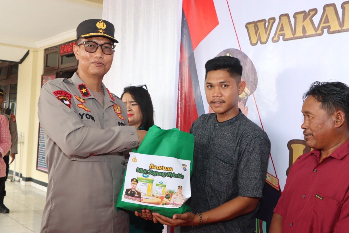 Disela Kunker di Polres Gumas, Wakapolda Kalteng Salurkan Bansos untuk Petani