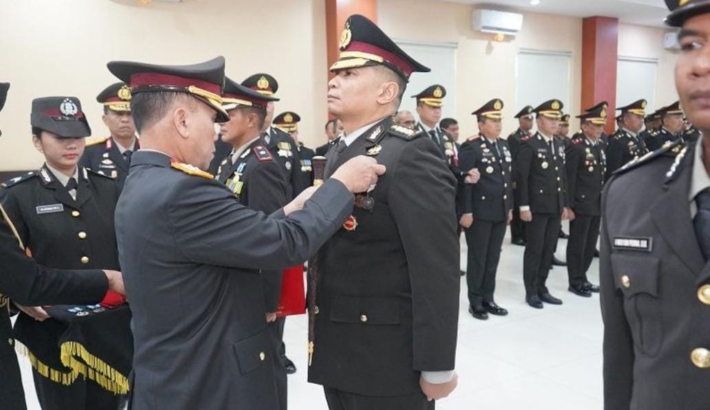 Kapolda Sulteng Pimpin Upacara Penganugerahan Satya Lencana Pengabdian kepada 383 Personel