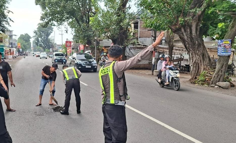 Operasi Keselamatan Semeru 2026 Polresta Sidoarjo Tambal Jalan Berlubang