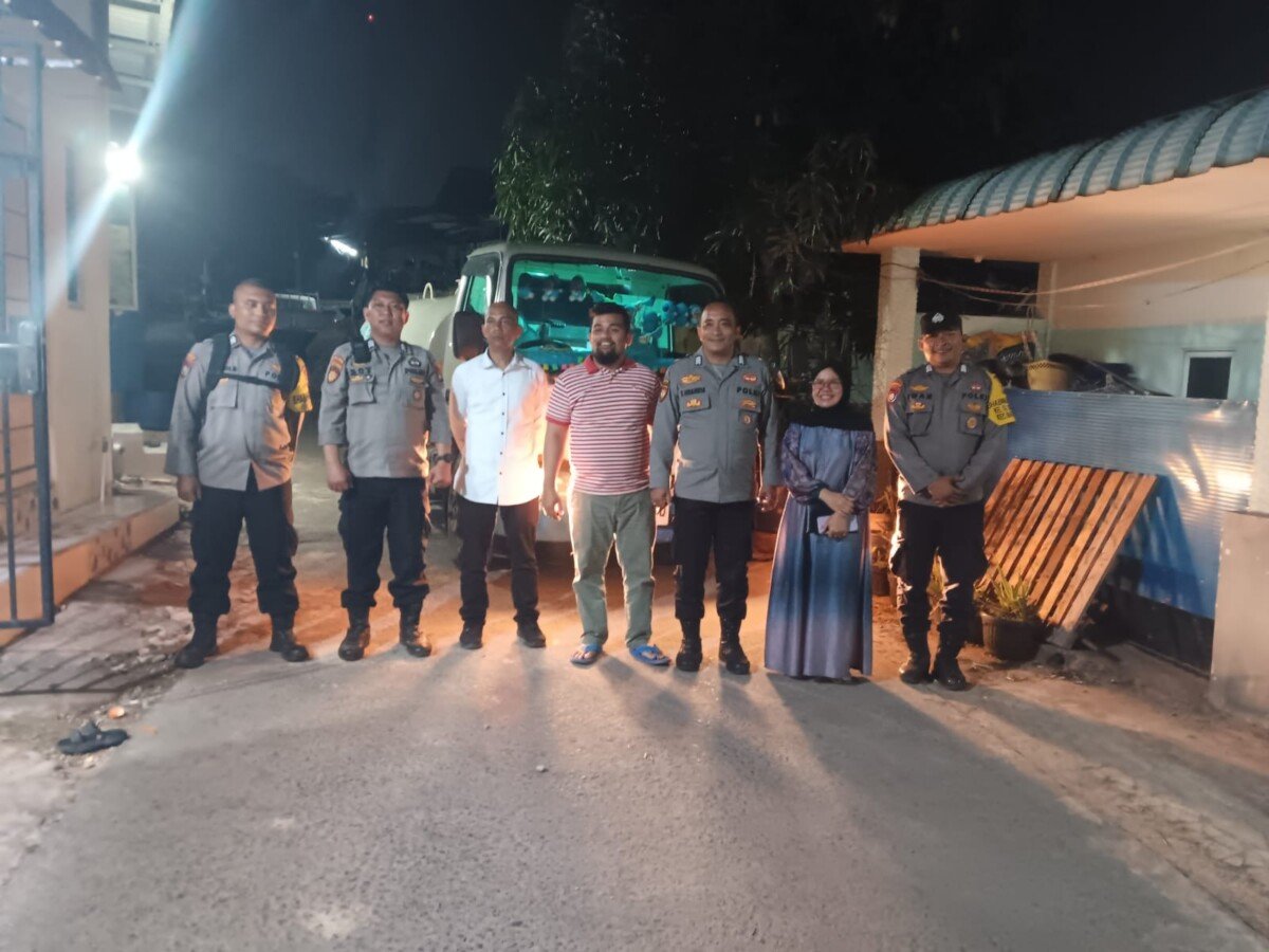 POLDA KEPRI TURUN TANGAN BANTU MASYARAKAT PEMENUHAN AIR BERSIH DI TANJUNG SENGKUANG HARI KE -11