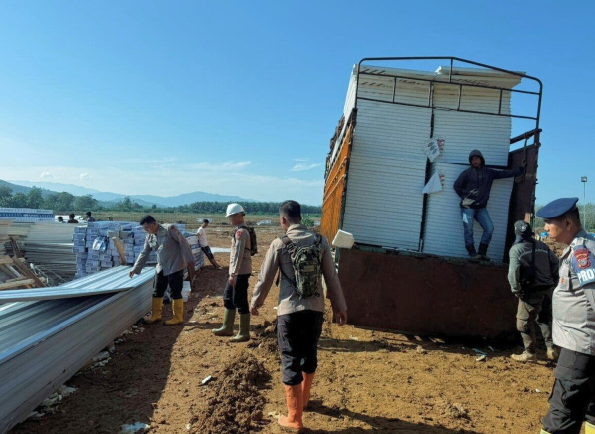 Di Tengah Pembangunan Hunian Pascabencana, Brimob Hadir Jaga Keamanan dan Kenyamanan Warga Batang Toru
