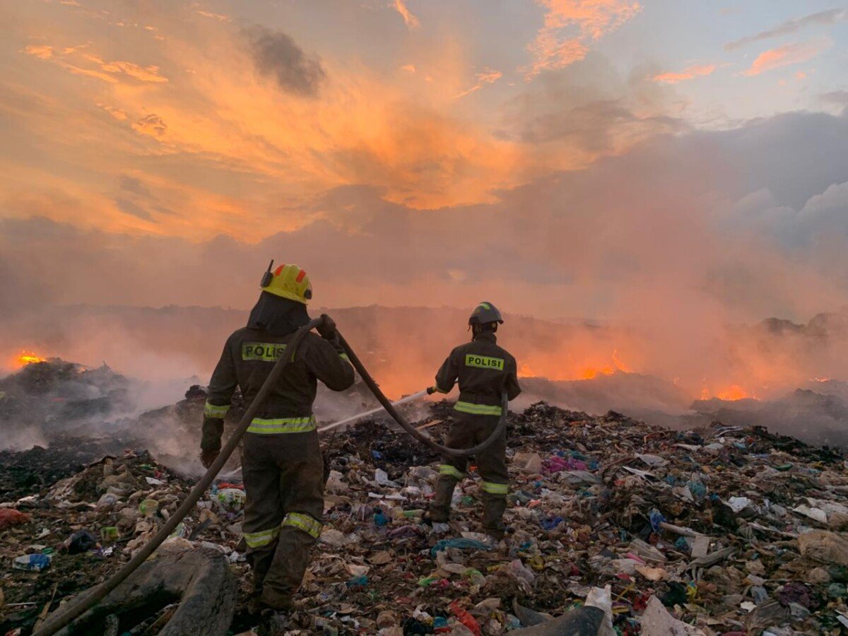 DITSAMAPTA POLDA KEPRI SIGAP BANTU PEMADAMAN KEBAKARAN DI TPA PUNGGUR, NONGSA