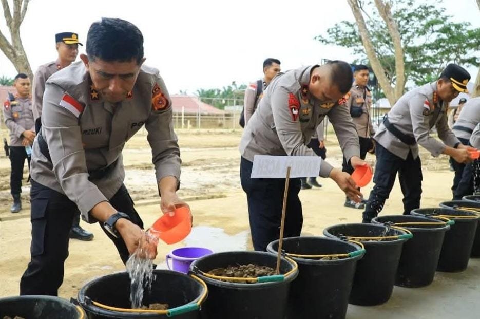 Dukung Ketahanan Pangan Pasca-Banjir, Kapolda Aceh Perkenalkan Bibit Inbrida dan Konsep Sawah Portabel bagi Warga