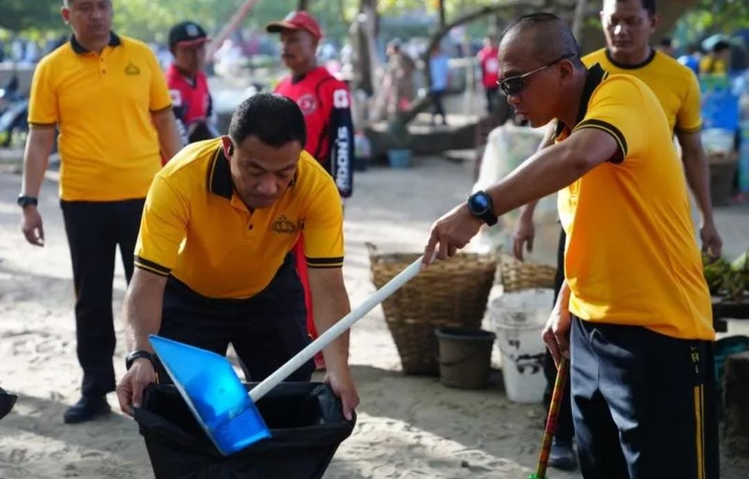 Pimpin Aksi Bersih Pantai Pangandaran, Kapolda Jabar Ajak Masyarakat Jangan Buang Sampah Sembarangan