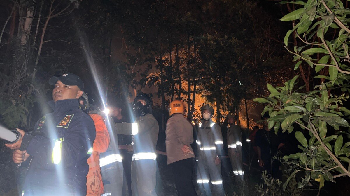 DITSAMAPTA POLDA KEPRI SIGAP TANGANI KEBAKARAN HUTAN DI BATU AJI, API BERHASIL DIPADAMKAN TANPA KORBAN JIWA