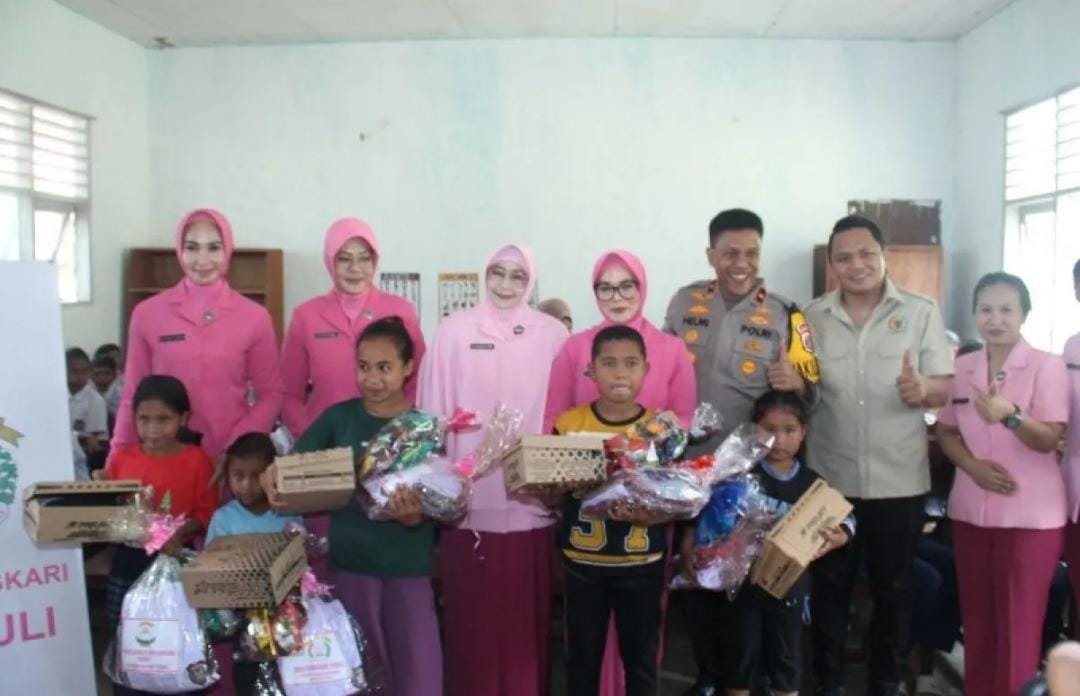 Bhayangkari Sulteng Salurkan Bantuan Pendidikan untuk Siswa SD Inpres Balumpewa Sigi
