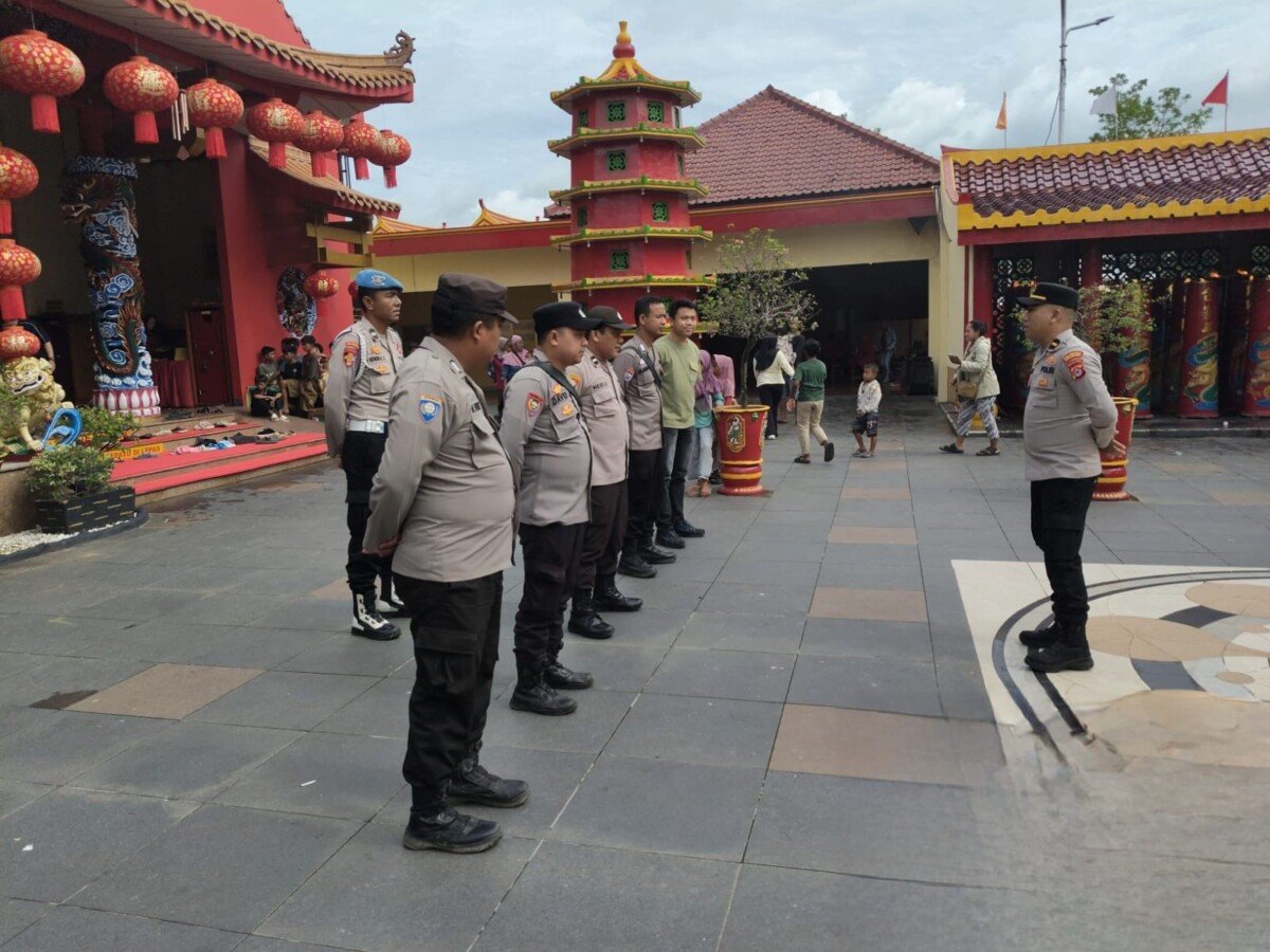 Personel Polresta Serang Kota Laksanakan Pengamanan Peringatan Imlek di Vihara Avalokitesvara Kasemen
