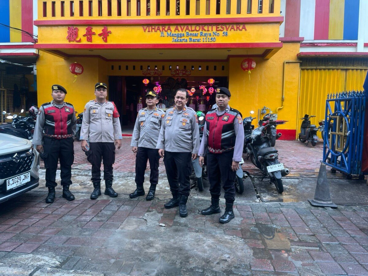 Jelang Imlek 2577, Tim Asistensi Polres Metro Jakarta Barat Tinjau Sejumlah Vihara di Taman Sari