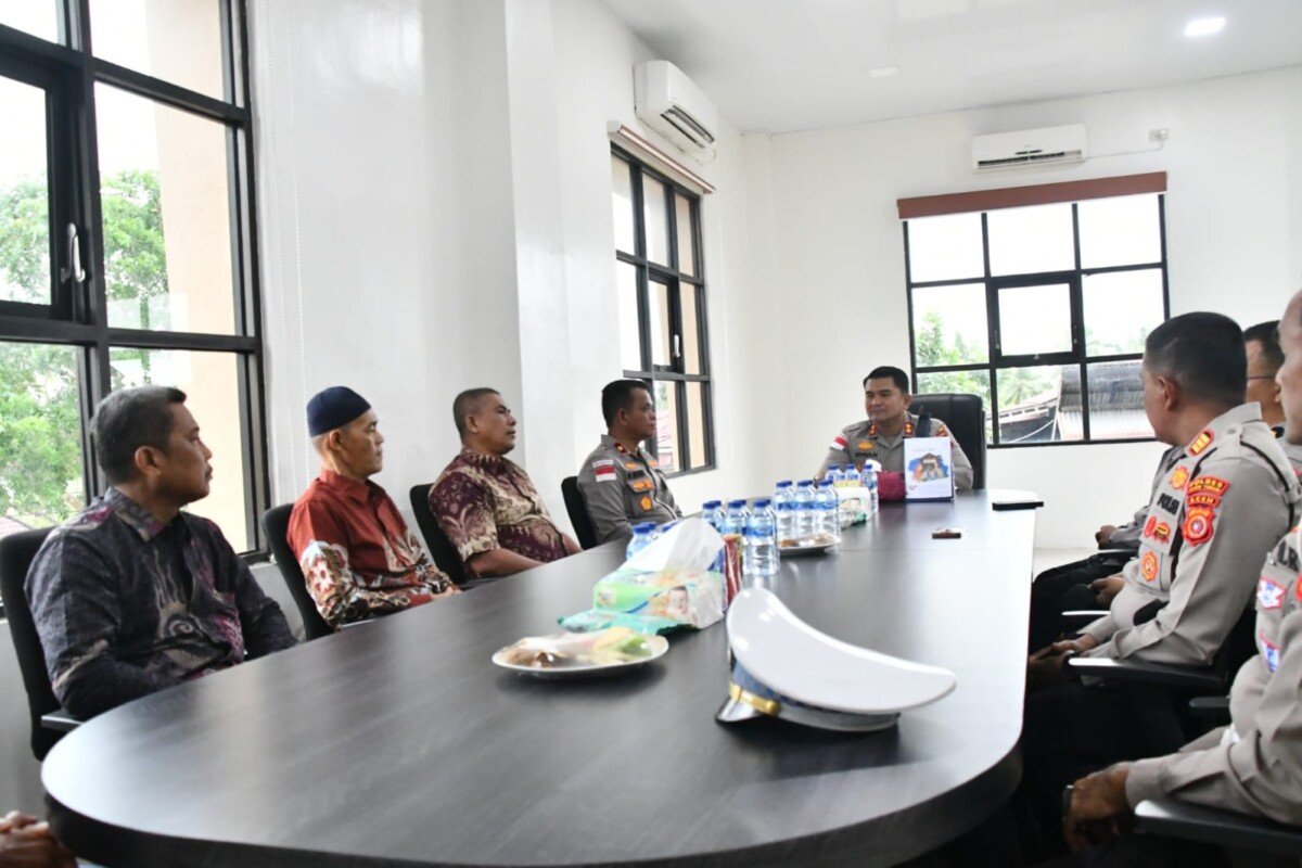 Kapolres Aceh Timur Serahkan Penghargaan Kapolda Aceh kepada Purnawirawan