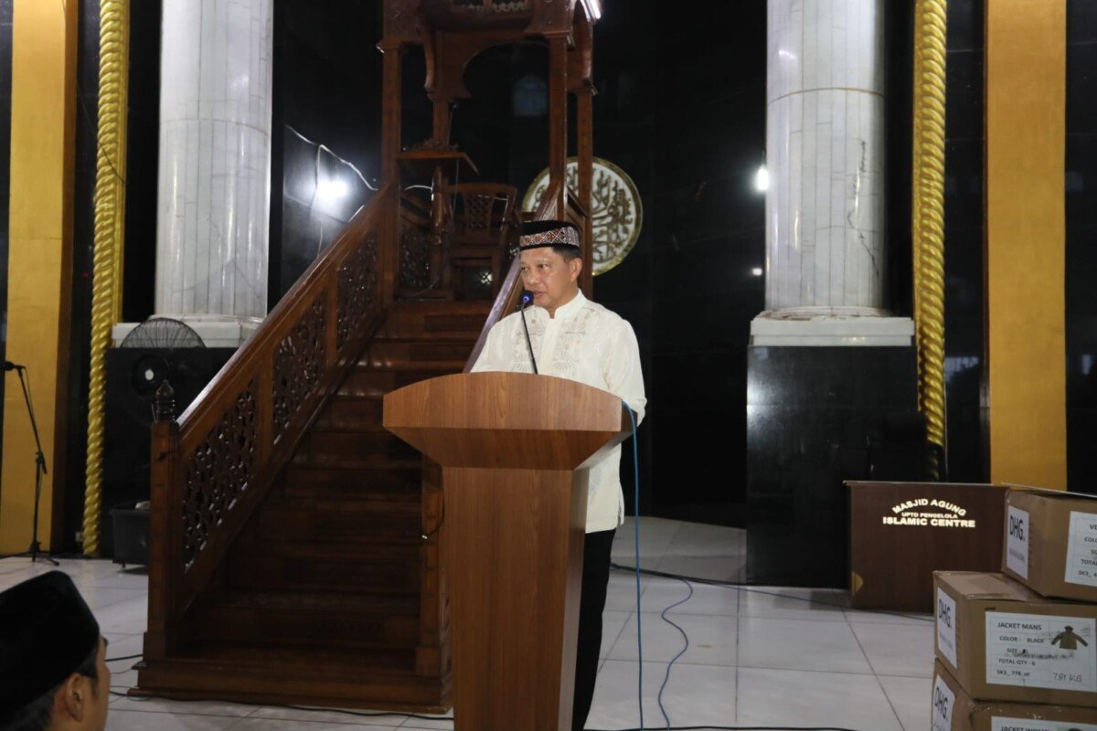 Kasatgas Tito Tarawih Bersama Warga, Siap Dukung Penyelesaian Masjid Agung Islamic Centre Lhokseumawe