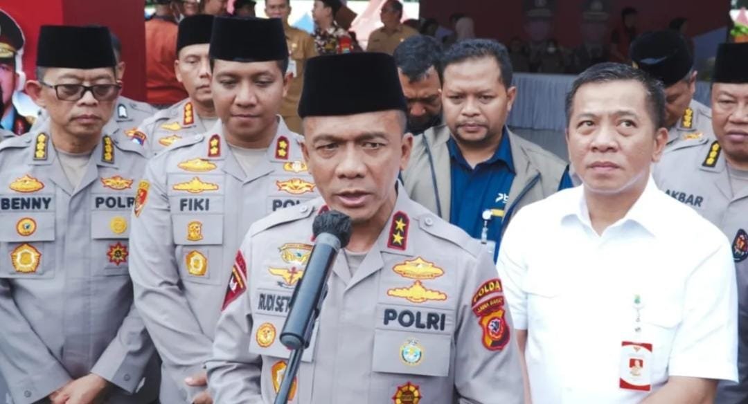 Antusiasme Warga Pecah, Kapolda Jabar Tinjau Langsung Gerakan Pasar Murah di Karawang