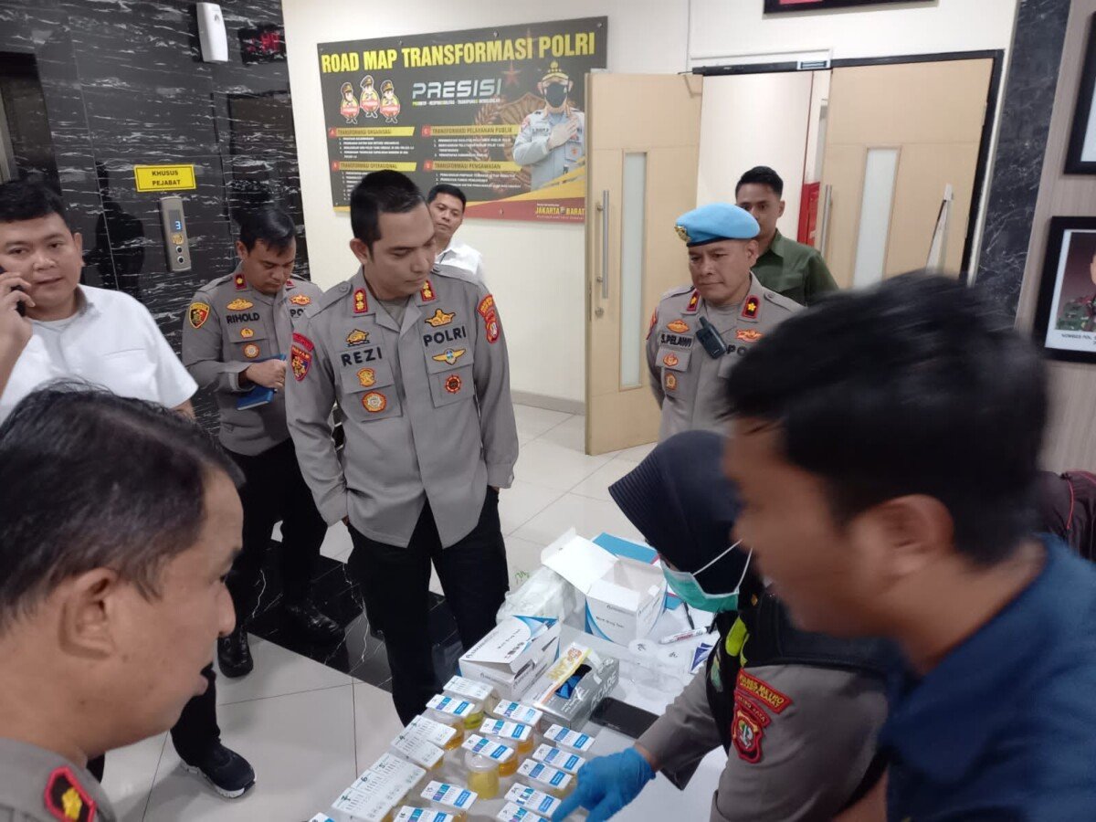 Cegah Penyalahgunaan Narkoba, Kapolres Jakbar Pimpin Pengecekan Urine Dadakan