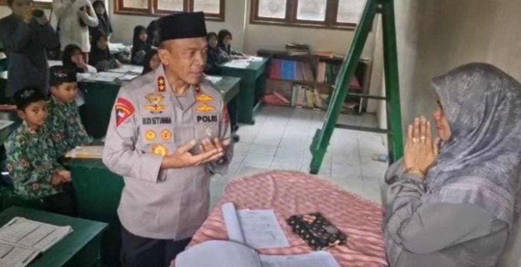 Jawaban Doa di Hari Jumat: Guru Ponpes Cipasung Lemas Haru Dapat Hadiah Umrah dari Kapolda Jabar Irjen Rudi Setiawan