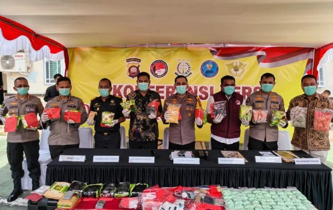 Komitmen Berantas Narkoba, Polda Kalbar Musnahkan 16 Kg Sabu dan Puluhan Ribu Ekstasi, 18 Tersangka Diringkus