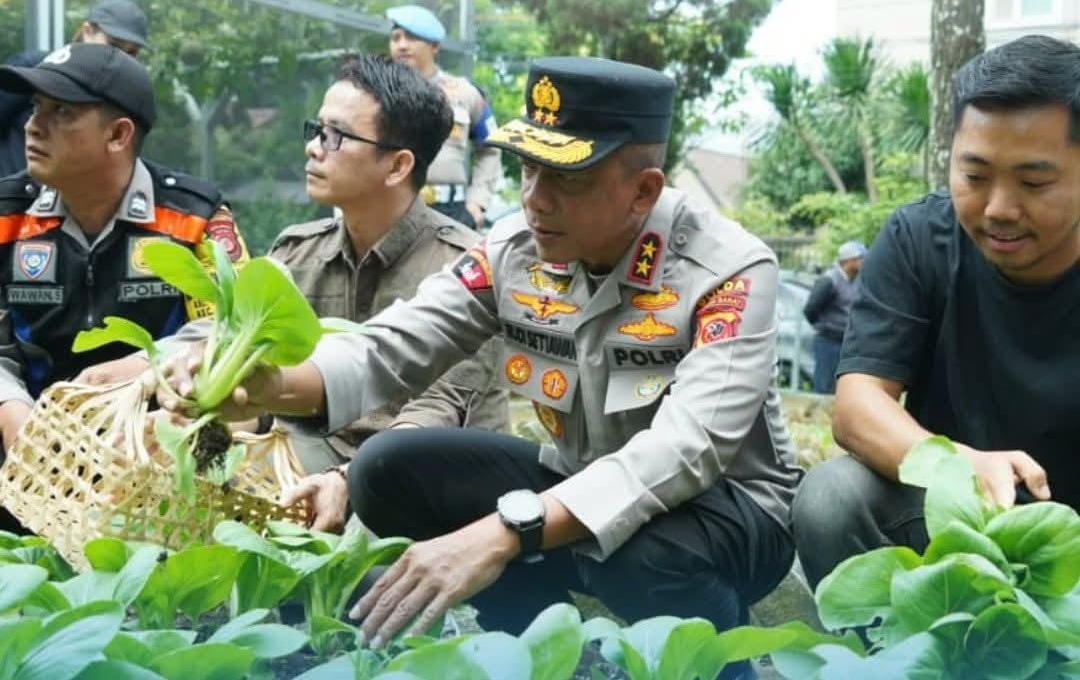 Pastikan Pelayanan Optimal untuk Masyarakat, Kapolda Jabar Tinjau Langsung SPPG Polresta Bandung