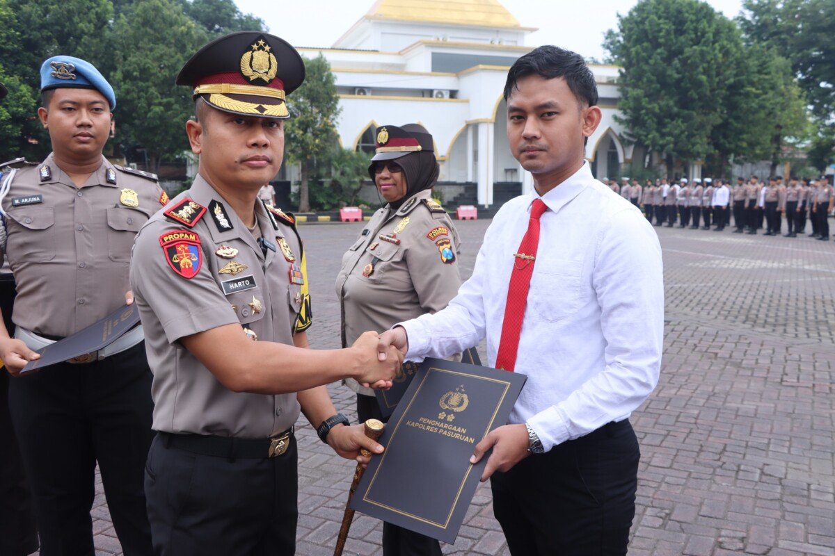Kapolres Pasuruan Pimpin Apel dan Berikan Penghargaan kepada 38 Personel Berprestasi