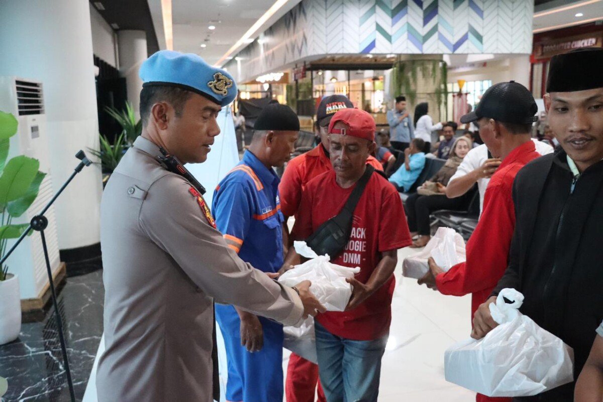 Kasi Propam Polres Cilegon dampingi Kabidpropam Polda Banten Sosialisasikan QR Barcode Pengaduan di Pelabuhan Merak