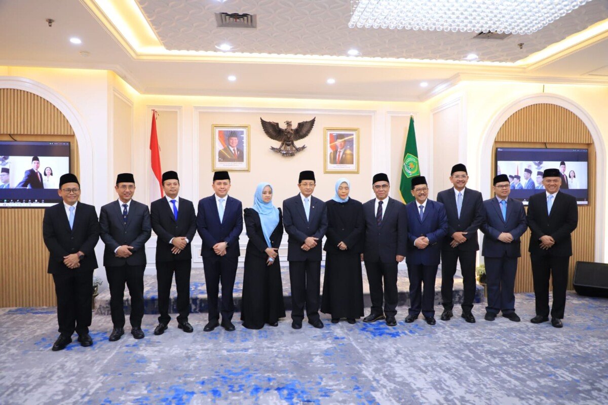 Menag Serahkan Keppres Penetapan Anggota BAZNAS kepada Dirjen Bina Keuda Agus Fatoni