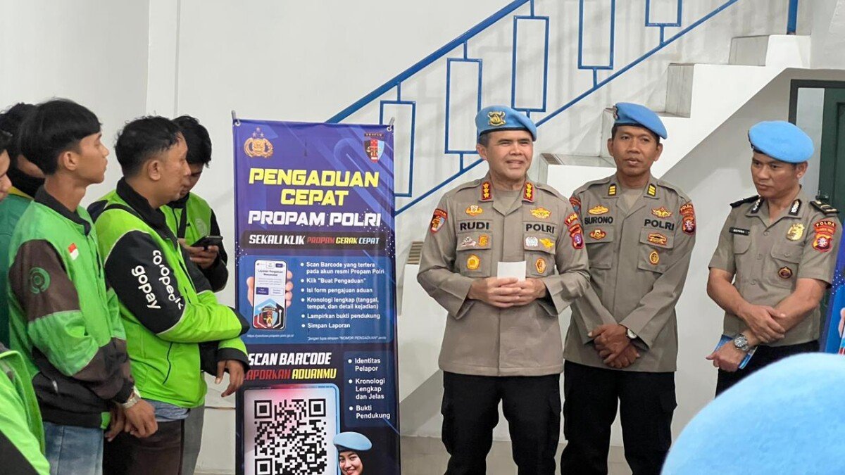Tebar Berkah Ramadhan, Bidpropam Polda Kalteng Bagikan Takjil Sekaligus Sosialisasikan Barcode Pengaduan Cepat Propam Polri