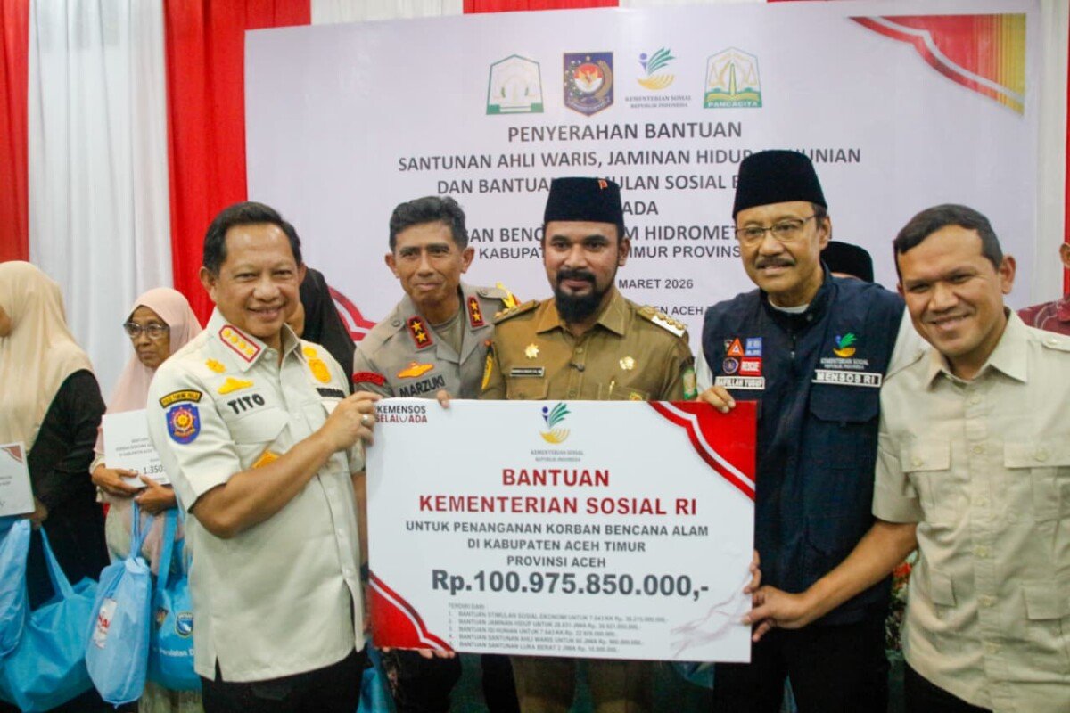 Kasatgas Tito dan Mensos Serahkan Bansos Rp100 Miliar untuk Korban Bencana di Sumatera