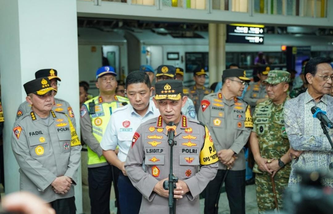 Kakorlantas Dampingi Kapolri Tinjau Arus Mudik di Stasiun Tugu Yogyakarta, Pastikan Pelayanan Optimal