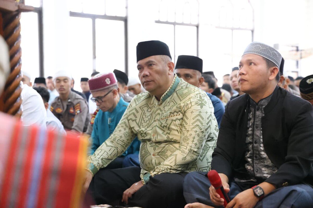 KAPOLDA KEPRI PIMPIN SHOLAT IDUL FITRI DAN GELAR HALAL BIHALAL, PERKUAT SILATURAHMI DAN KEPEDULIAN SOSIAL