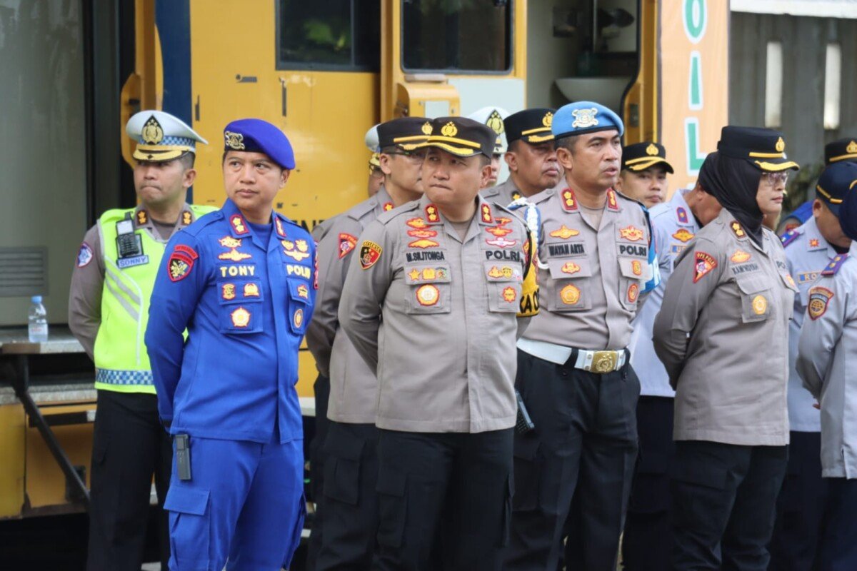 Apel pergeseran pasukan pengamanan wisata operasi ketupat maung 2026 Polres Cilegon.   