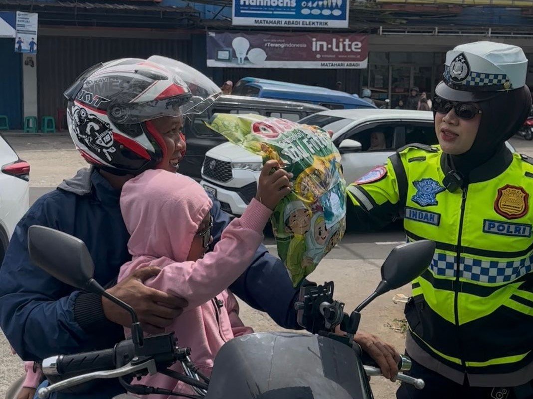 Sentuhan Humanis Polwan Pandeglang, Bagikan Snack untuk Anak di Tengah Kepadatan Lalulintas Lebaran