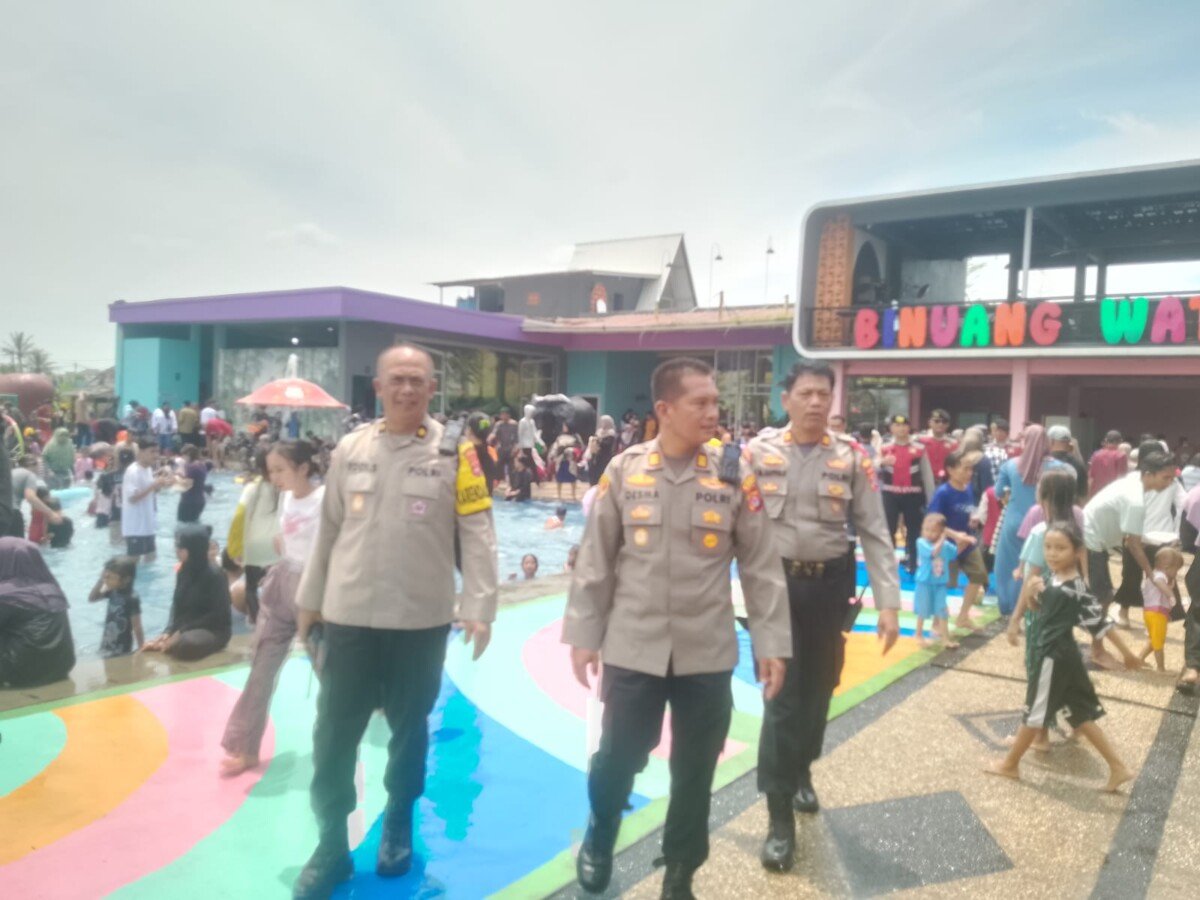Polres serang Berikan Pengamanan dan Himbauan Pada Wisatawan Kolam Renang Binuang Waterpark