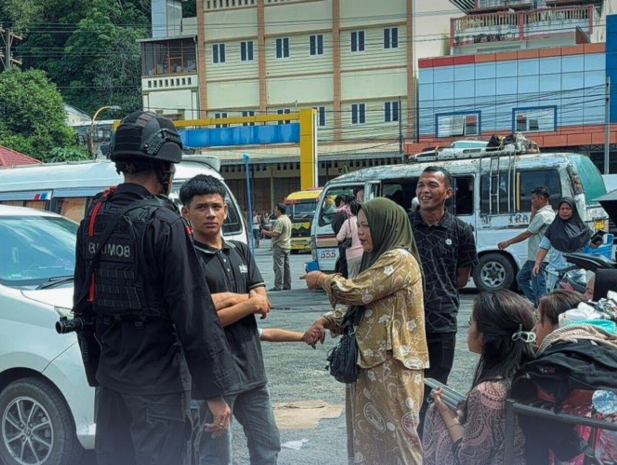 Sigap dan Humanis, Brimob Sumut Kawal Arus Mudik di Pelabuhan dan Terminal Sibolga
