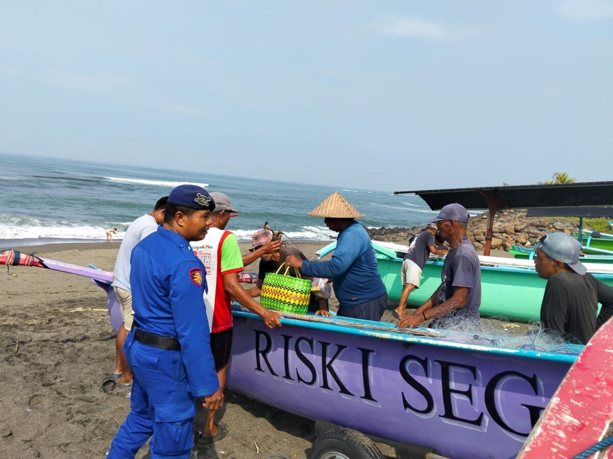 Jaga Keamanan Wisata Bahari, Satpolairud Polres Badung Pantau Pantai Petitenget hingga Munggu