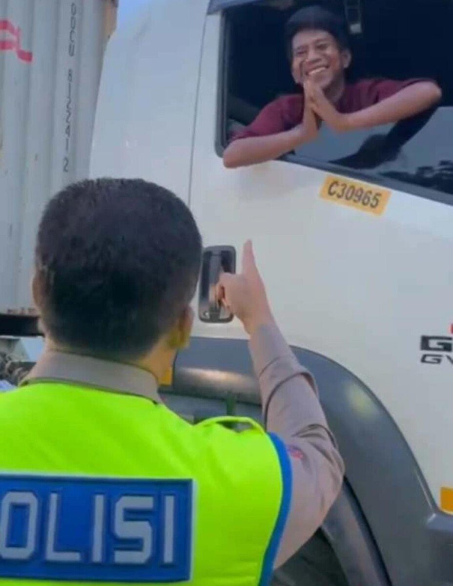 Kakorlantas Polri Tegur Sopir Truk Sumbu Tiga yang Nekat Melintas di Tol Pejagan